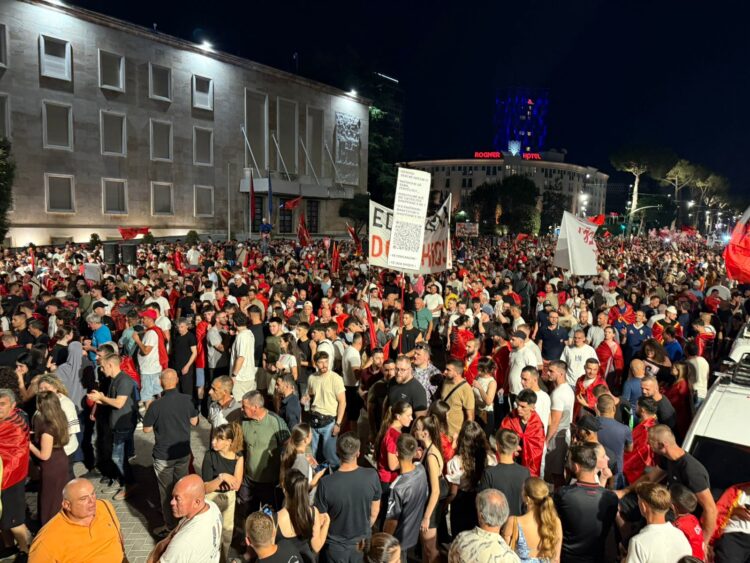 “Atdheu nuk është në shitje”/ Mbahet sot dita e 23-të e protestës, kërkohet dorëheqja e kryeministrit Rama