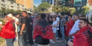 Fushë-Kruja ngrihet në protestë: Rama ik! Po e shet Shqipërinë copa-copa…