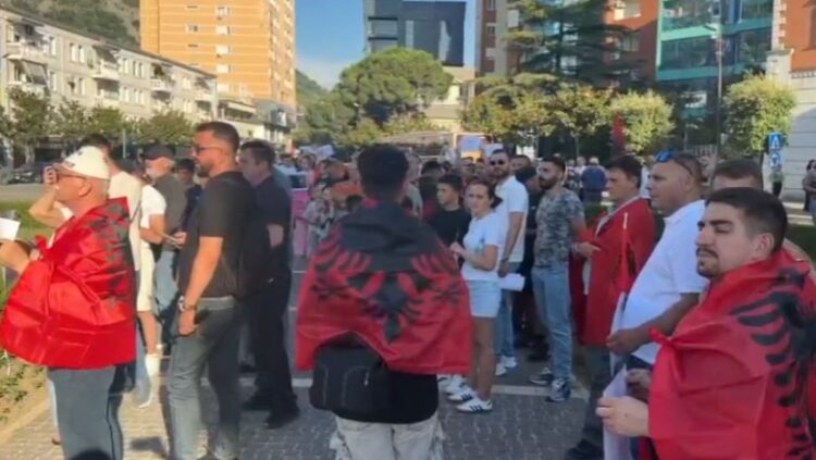 Fushë-Kruja ngrihet në protestë: Rama ik! Po e shet Shqipërinë copa-copa…