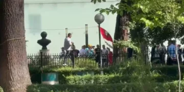 Nis grumbullimi i protestuesve para Kuvendit, deputetët e PS hyjnë 30 minuta më herët