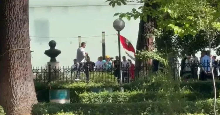 Nis grumbullimi i protestuesve para Kuvendit, deputetët e PS hyjnë 30 minuta më herët