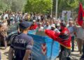 Tensione në protestë! Hidhen vezë drejt Parlamentit, tentohet të çahet kordoni i policisë me një kazan plehrash