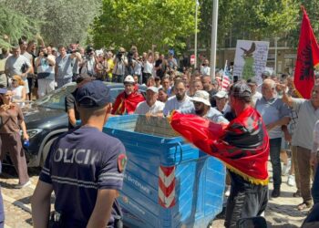Tensione në protestë! Hidhen vezë drejt Parlamentit, tentohet të çahet kordoni i policisë me një kazan plehrash