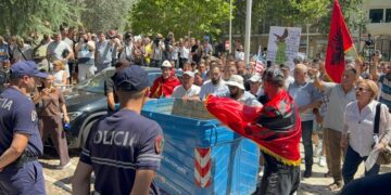 Tensione në protestë! Hidhen vezë drejt Parlamentit, tentohet të çahet kordoni i policisë me një kazan plehrash