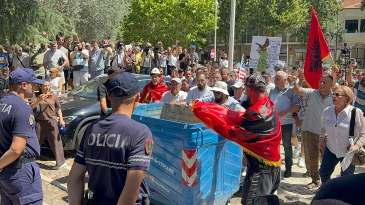 Tensione në protestë! Hidhen vezë drejt Parlamentit, tentohet të çahet kordoni i policisë me një kazan plehrash