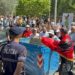 Tensione në protestë! Hidhen vezë drejt Parlamentit, tentohet të çahet kordoni i policisë me një kazan plehrash