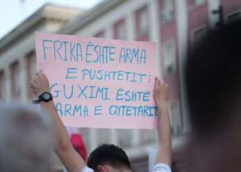 Protestuesit akuzojnë policinë për ‘taktika intimidimi’ me procedimet masive