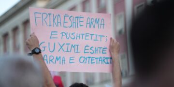 Protestuesit akuzojnë policinë për ‘taktika intimidimi’ me procedimet masive