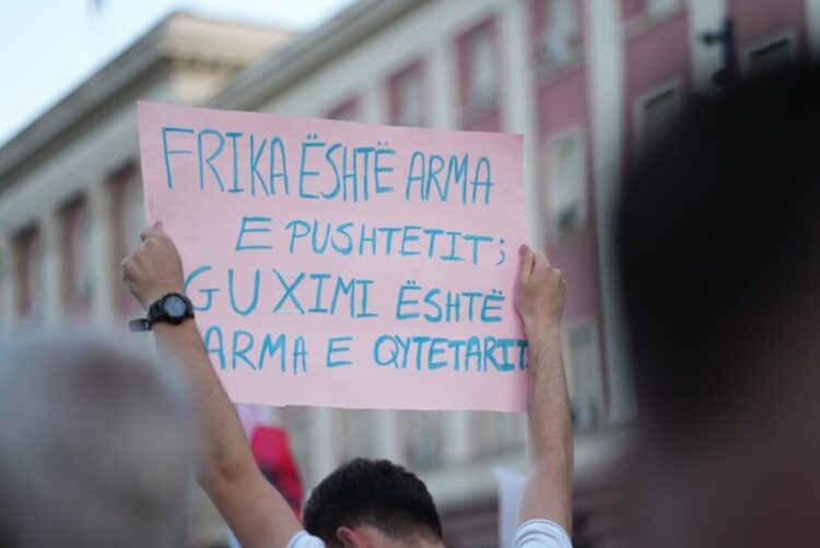 Protestuesit akuzojnë policinë për ‘taktika intimidimi’ me procedimet masive