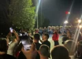 Protestuesit bllokojnë në mesnatë autostradën Tiranë- Durrës, përballen me policinë afër Rinasit