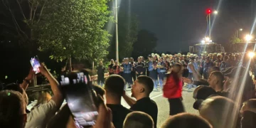 Protestuesit bllokojnë në mesnatë autostradën Tiranë- Durrës, përballen me policinë afër Rinasit