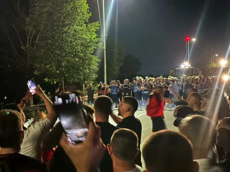 Protestuesit bllokojnë në mesnatë autostradën Tiranë- Durrës, përballen me policinë afër Rinasit