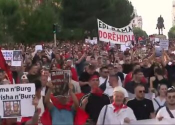 “Jemi antipartiakë”, protestuesit përsërisin thirrjen: Opozita jemi ne!