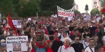“Jemi antipartiakë”, protestuesit përsërisin thirrjen: Opozita jemi ne!