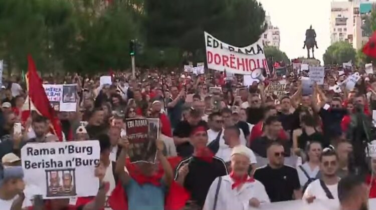 “Jemi antipartiakë”, protestuesit përsërisin thirrjen: Opozita jemi ne!