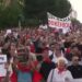 “Jemi antipartiakë”, protestuesit përsërisin thirrjen: Opozita jemi ne!