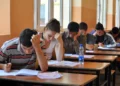 Provimi i parë i Maturës Shtetërore, maturantët në Peqin u përjashtuan pasi futën fshehurazi celularë