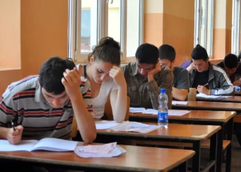 Provimi i parë i Maturës Shtetërore, maturantët në Peqin u përjashtuan pasi futën fshehurazi celularë