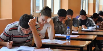 Provimi i parë i Maturës Shtetërore, maturantët në Peqin u përjashtuan pasi futën fshehurazi celularë