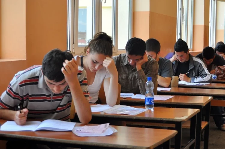 Provimi i parë i Maturës Shtetërore, maturantët në Peqin u përjashtuan pasi futën fshehurazi celularë