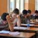Provimi i parë i Maturës Shtetërore, maturantët në Peqin u përjashtuan pasi futën fshehurazi celularë
