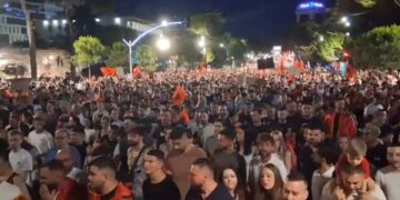 Shqiptarët nuk tërhiqen! Sot dita 19 e revoltës qytetare, protestuesit kërkojnë dorëheqjen e Edi Ramës
