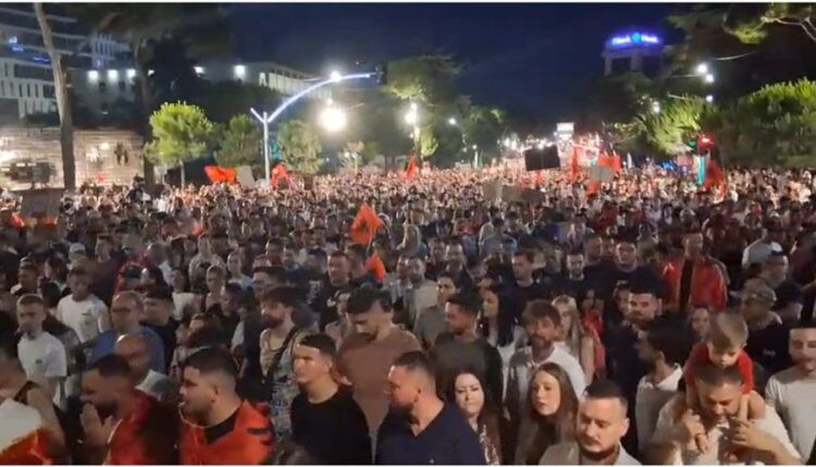 Shqiptarët nuk tërhiqen! Sot dita 19 e revoltës qytetare, protestuesit kërkojnë dorëheqjen e Edi Ramës