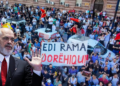 Protesta po shtrihen brenda dhe jashtë vendit, Rama vazhdon tallët tallet me protestuesit: Rroftë mememania!