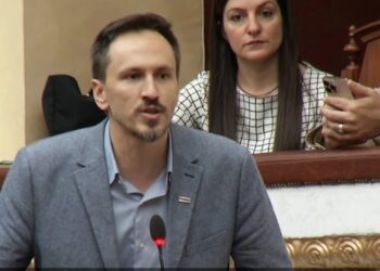 “Rama dhe Berisha në burg!”/ Muçi: Rendin e ditës e kanë vendosur të rinjtë që mbushën sheshet prej 4 ditësh