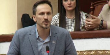 “Rama dhe Berisha në burg!”/ Muçi: Rendin e ditës e kanë vendosur të rinjtë që mbushën sheshet prej 4 ditësh