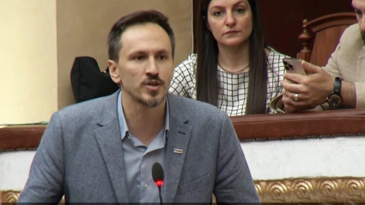 “Rama dhe Berisha në burg!”/ Muçi: Rendin e ditës e kanë vendosur të rinjtë që mbushën sheshet prej 4 ditësh