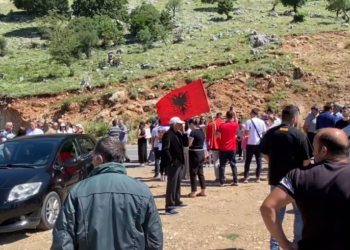 Kundër ndërtimit të resortit/ Me darë me vete për të prerë telat me gjemba, banorët e Rrjollit hidhen në protestë