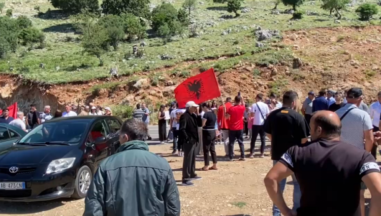 Kundër ndërtimit të resortit/ Banorët e Rrjollit rrëzojnë gardhin rrethues dhe bllokojnë mjetet e rënda të punës