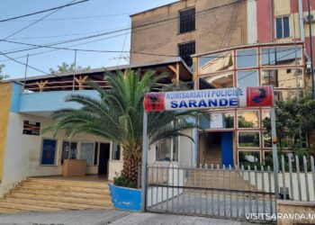I kërkuari nga SPAK përplas makinën e Policisë së Sarandës, ndjekja vazhdon për disa orë