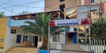 I kërkuari nga SPAK përplas makinën e Policisë së Sarandës, ndjekja vazhdon për disa orë