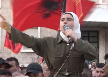 Protestuesja shpalos disa kërkesa: Të krijojmë një parti të re opozitare!