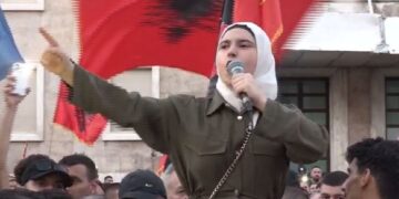 Protestuesja shpalos disa kërkesa: Të krijojmë një parti të re opozitare!