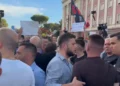 Tension në tubimin para kryeministrisë, protestuesit përplasen me anëtarë të FRPD: Opozitë e shitur