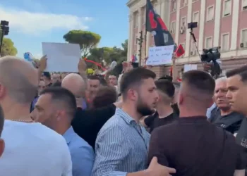 Tension në tubimin para kryeministrisë, protestuesit përplasen me anëtarë të FRPD: Opozitë e shitur