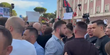 Tension në tubimin para kryeministrisë, protestuesit përplasen me anëtarë të FRPD: Opozitë e shitur