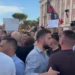 Tension në tubimin para kryeministrisë, protestuesit përplasen me anëtarë të FRPD: Opozitë e shitur