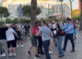 Tensione në protestë, tubuesit konfliktohen fizikisht me mbështetësit e PS. Ndërhyn policia