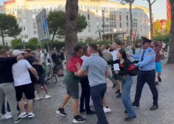 Tensione në protestë, tubuesit konfliktohen fizikisht me mbështetësit e PS. Ndërhyn policia
