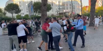 Tensione në protestë, tubuesit konfliktohen fizikisht me mbështetësit e PS. Ndërhyn policia