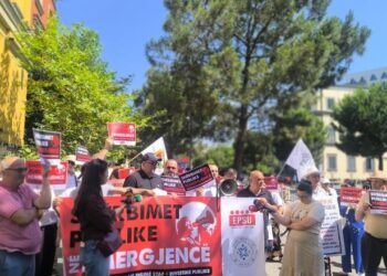Varfëria në rritje / Sindikatat e Pavarura protestojnë para Ministrisë së Ekonomisë: T’u kthejmë shpresën të rinjve