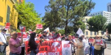 Varfëria në rritje / Sindikatat e Pavarura protestojnë para Ministrisë së Ekonomisë: T’u kthejmë shpresën të rinjve