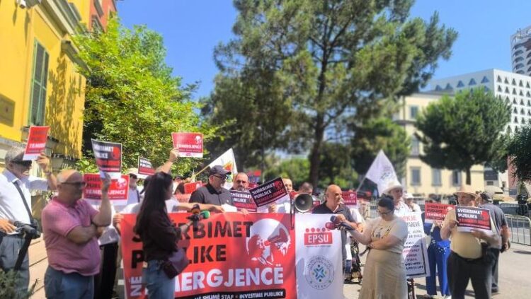 Varfëria në rritje / Sindikatat e Pavarura protestojnë para Ministrisë së Ekonomisë: T’u kthejmë shpresën të rinjve