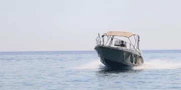 Skafi përplaset me mjetin e Policisë Kufitare në Sarandë, humb jetën 22-vjeçari, plagosen dy të tjerë