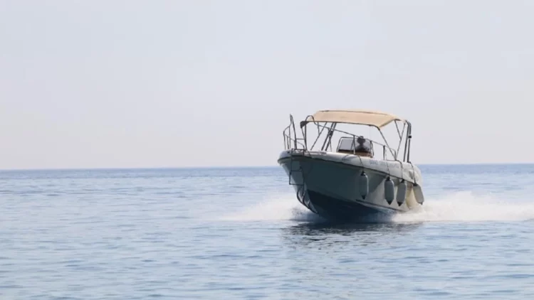 Skafi përplaset me mjetin e Policisë Kufitare në Sarandë, humb jetën 22-vjeçari, plagosen dy të tjerë