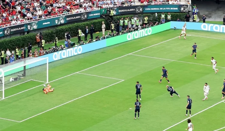 Spanja eliminon Uruguain, gafa e portierit dhe kartoni i kuq vulosin dështimin e 2-herë kampionëve të Botës